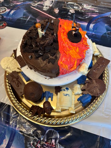 Recreation of the battle scene in Star wars-revenge of the sith. I Have The High Ground Cake, High Ground Cake, Revenge Of The Sith Cake, Star Wars Cake Ideas, I Have The High Ground, Advance Wars, Battle Scene, Star Wars Cake, High Ground