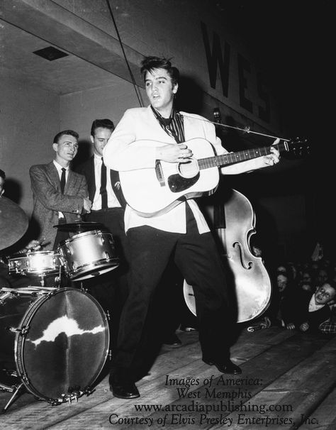 Elvis on March 21, 1956 at the YMCA Gymnasium in Lexington. Jimmie Rodgers, Elvis Presley Priscilla, Elvis In Concert, Young Elvis, John Lennon Beatles, Elvis Presley Pictures, Beatles John, Elvis Presley Photos, Buddy Holly