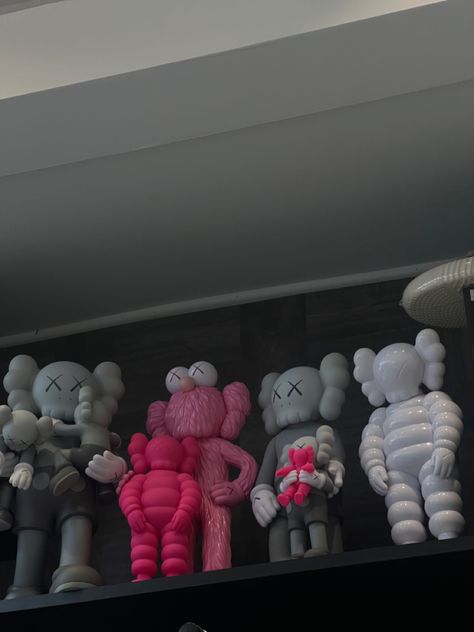 Kaws art Kaws Decoration Room, Room Ideas Aesthetic Kaws, Pink Kaws Room Decor, Klaws Hypebeast Room Decor, Kaws Inspired House, Kaws Figurine, Hype Beast Bedroom, Kaws Wallpaper, Hypebeast Room