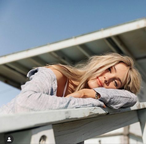 Cassie Randolph, Rooftop Photoshoot, Unique Senior Pictures, Reaching Your Goals, Self Photography, Pose Idea, Camera Shy, Pic Pose, Shy Girls