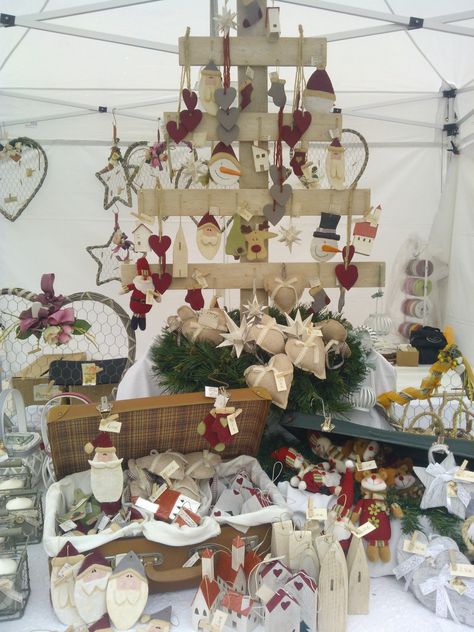 Market stall. Roses - Shabby Chic  Paper Mache https://www.facebook.com/RosesVirginiaAndrea Craft Stall Ideas, Market Stall Ideas, Craft Fair Display Table, Craft Stall Display Ideas, Christmas Stall Ideas, Christmas Shop Displays, Toronto Christmas, Craft Stall Display, Craft Booth Design