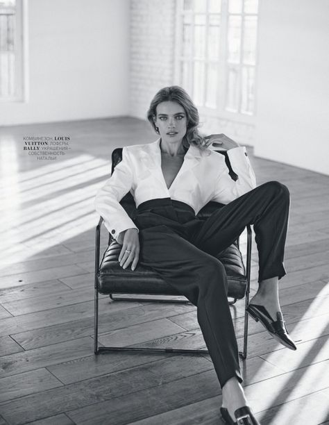 Natalia Vodianova Style, Chair Poses, Kate Martin, Fashion Fotografie, Jewellery Shoot, Indoor Photoshoot, High Fashion Poses, Wow Photo, Studio Photography Poses