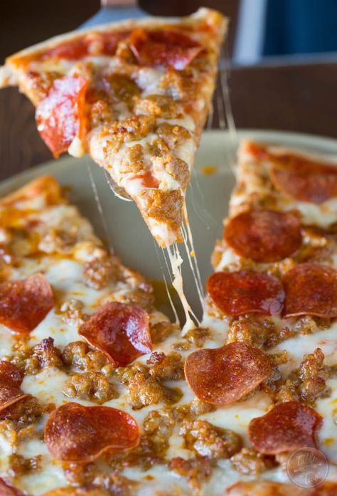 Spicy sausage and pepperoni pizza is so much better made at home than getting delivery! You'll thank me later. Pizza Lasagna, Pizza Roll, Pizza Fatta In Casa, Pizza Recipes Homemade, Spicy Sausage, Flatbread Pizza, Delicious Pizza, Chicken Alfredo, Pizza Party