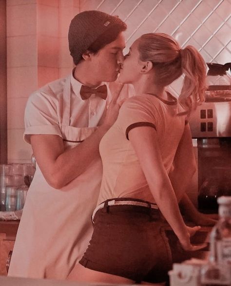 Jughead And Betty, Betty Jughead, Riverdale Betty And Jughead, Lili Reinhart And Cole Sprouse, Riverdale Betty, Riverdale Characters, Bughead Riverdale, Riverdale Aesthetic, Betty And Jughead