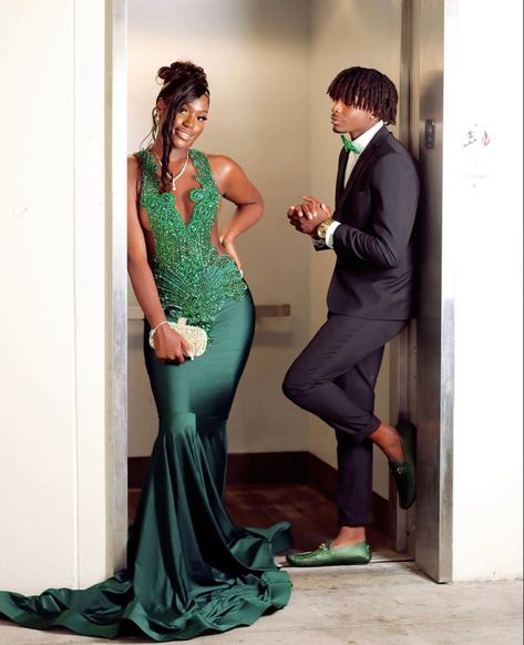 Prom Poses Couples Same Height, Prom Pictures Black People, Dark Green Prom Couple, Prom Shoot, Prom Pictures Couples Black, Couple Prom, Emerald Green Prom Dress, Prom Pictures Couples, Prom Picture Poses