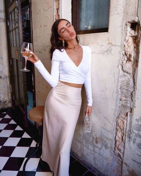 Strange Academy, Minimal Skirt, White Top Outfit, Career Woman Fashion, White Tops Outfit, Long Silk Skirt, Outfit Ideas Korean, White Skirt Outfits, Minimalist Moda