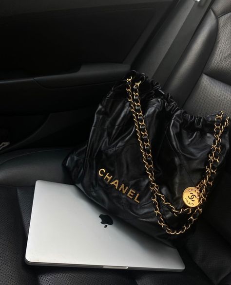 Chanel Book, Chanel 22, Luxury Bags Collection, Shoes Bag, What In My Bag, Luxury Purses, Bags Aesthetic, Pretty Bags, Jewelry Outfit