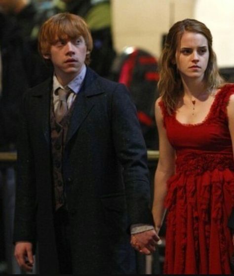 Ron & Hermione holding hands! Aww♡ Harry Potter Ron And Hermione, Ron Weasley Hermione Granger, Ron Hermione, Harry And Ginny, Ronald Weasley, Harry Potter Ron, Ron And Hermione, Harry Potter Drawings, Harry Potter Hermione