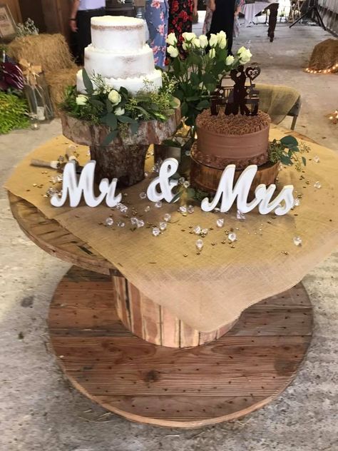 Western Themed Wedding, Rustic Barn Wedding, Rustic Barn, Themed Wedding, Wedding Decoration, Barn Wedding, Party Time, Wedding Decorations, Cake