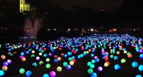 Put glow sticks in balloons on your front yard so people know where the party is / How To Throw The Most Epic Dance Party Ever (via BuzzFeed) Diy Halloween Decor, Glow Stick, Festa Party, Glow Party, Glow Sticks, Dance Party, Summer Party, Holidays And Events, Party Time