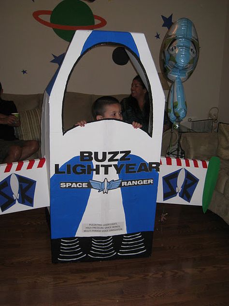 Buzz Lightyear spaceship Halloween Booth, Tyler Birthday, Toy Story Centerpieces, Buzz Lightyear Birthday Party, Toy Story Printables, Toy Story Birthday Party Ideas, Toy Story Decorations, Buzz Lightyear Party, Toy Story Crafts