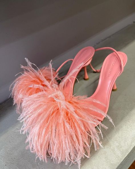 Fluffy Heels, Feather Sandals, Feather Heels, Sandals Patterns, Modern Sandals, Feather Decor, Dolce E Gabbana, Dress Shoes Womens, Fashion High Heels