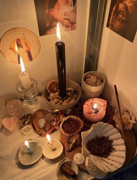 Wicca Altar Aesthetic, Candlelit Apartment, Candle Magic Aesthetic, Witchcraft Altar Ideas, Witch Altar Aesthetic, Witch Craft Aesthetic, Pagan Altar Ideas, Witch Aesthetic Room, Witchy Trinkets