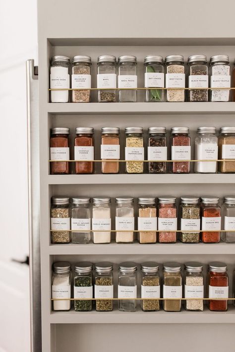 Kitchen Organization Tips, Spice Rack Organization, Spice Organization Drawer, Cocina Diy, Pantry Organisation, Spice Drawer, House Organisation, Kabinet Dapur, Desain Pantry