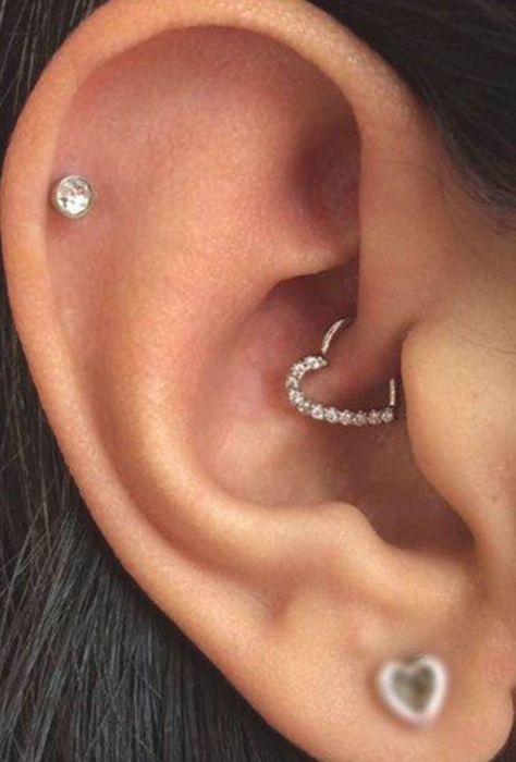 Daith Piercings Pic: @pinterest Minimalist Ear Piercings, Daith Piercings, Ear Piercing Ideas, Ear Piercings Chart, Daith Piercing Jewelry, Cool Ear Piercings, Pretty Ear Piercings, Cool Piercings, Cute Ear Piercings