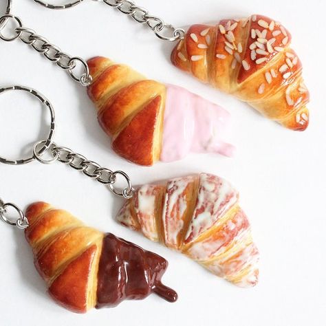 Clay Croissant, Maive Ferrando, Homemade Squishy, Squishy Ideas, Chocolate And Strawberry, Croissant Bag, Polymer Clay Food, Barbie Dollhouse, Almond Chocolate