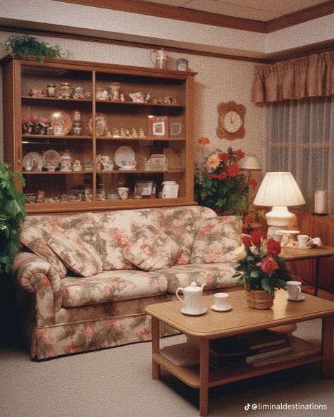 Old Vintage Living Room, 80s Living Room Aesthetic, 80s House Interior, 1980s Living Room, 90s Furniture, 80s Living Room, 90s Living Room, 80’s Decor, 90s Interior