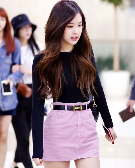 Blackpink Rosé style Blackpink Outfits, Rose Fashion, Mode Kpop, Looks Black, Fan Fiction, Kpop Fashion Outfits, 여자 패션, Kim Jisoo, 가을 패션