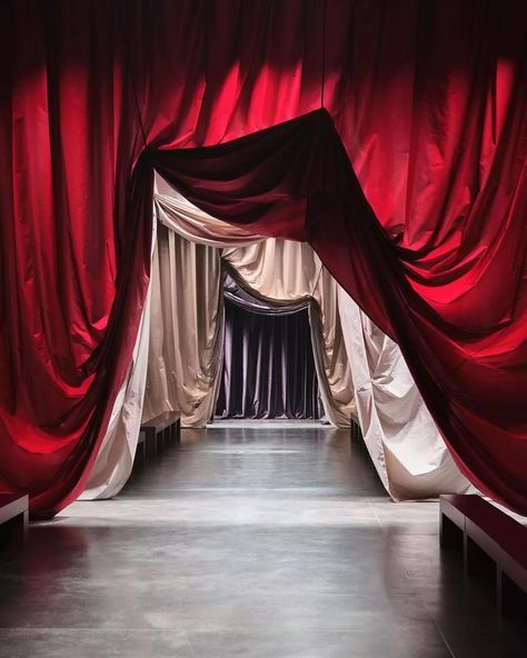 Fashion spaces: Fendi FW24 show space in Milan, by @bureaubetak Scenography Theatre, Fendi Women, Red Drapes, Secret Space, Red Panels, Theatre Design, Interiors Dream, Milan Design, H&m Home