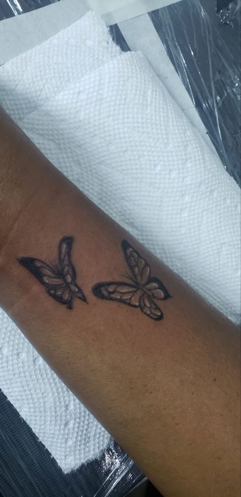 Butterfly tattoo on black girl Butterfly Tattoo On Black Women, Butterfly Tattoo On Dark Skin, Arm Tattoos Black, Around Arm Tattoo, Flying Tattoo, Skin Hand, Wrist Tattoos For Women, Butterfly Kisses, Piercing Ideas