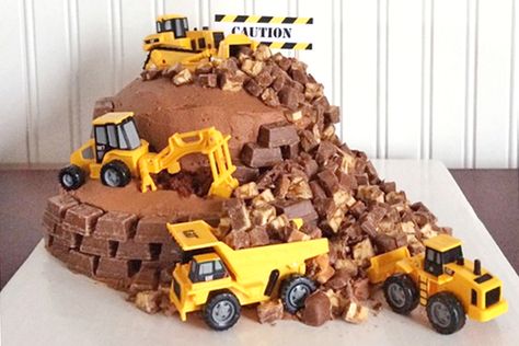 10 construction-themed birthday cakes your kids will DIG | HerFamily.ie Construction Food Ideas, Kids Construction Cake, Digger Cake, Construction Birthday Cake, Digger Birthday, Construction Cake, Construction Trucks, Fun Cakes, Construction For Kids