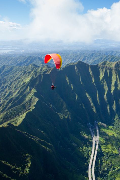 Fall In Love With Hawaii With These Gorgeous Paragliding Photos Air Sports, Hang Gliding, Parasailing, Adventure Sports, Skydiving, Parkour, Kickboxing, Adventure Awaits, Outdoor Adventure