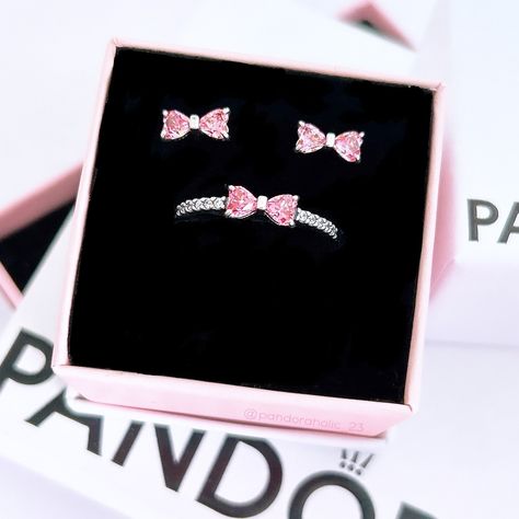 💕In love with these beauties 🎀💍🩷 sparkling pink bow set is a must-have 💕 #pandora #pandorarings #pandoracharms #theofficialpandora #pandorajewelry #pink Pandora Bow Ring, Pandora Set, Pandora Jewlery, Aesthetic Apps Games, Jewellery Pandora, Xoxo Jewelry, Pandora Bracelet Charms Ideas, Cute Promise Rings, Pandora Collection