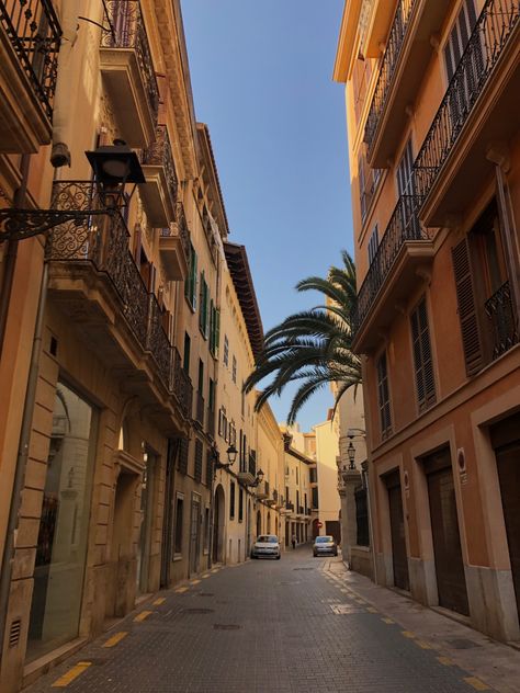 Straße in Palma, kleine Gasse mit vielen Balkonen Clean Photo, Spain Mallorca, Palma Mallorca Spain, Palma Spain, Mallorca Lifestyle, Palma Aesthetic, Mallorca Aesthetic, Mallorca Spain Aesthetic, Mallorca Spain