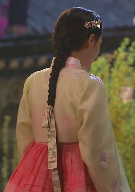 Joseon Dynasty Hairstyle, Korean Historical Hairstyle, Traditional Korean Hairstyle, Korean Historical Fashion, Live In Love, Korean Traditional Clothing, Joseon Dynasty, Yoo Ah In, Traditional Hairstyle