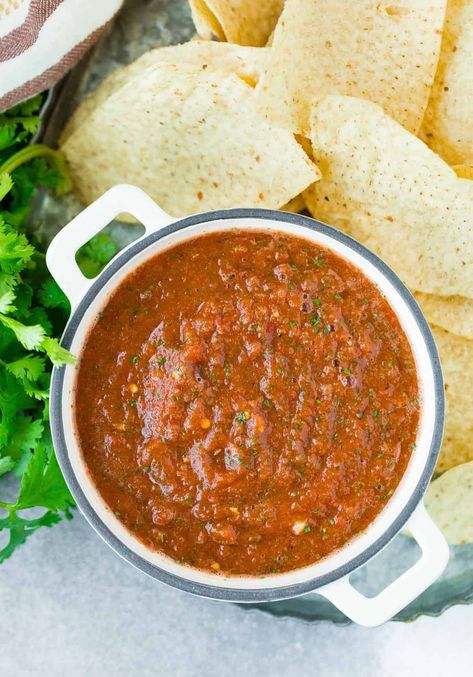 This may be the best salsa yet! Smoky chipotle salsa is a magical blend of fire roasted tomatoes, chipotle peppers in adobo, and the fresh flavors of onion, garlic, cilantro, and lime. Chipotle Pepper Recipes, Salsa Easy, Herb Blends, Chipotle Salsa, Layered Dip Recipes, Blender Recipe, Pepper Salsa, Chipotle Chili Powder, Fresh Tomato Recipes