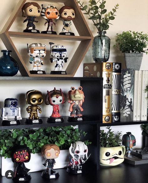 Fandom Home Decor, Aesthetic Geek Room, Nerdy Gallery Wall Ideas, Display Funko Pop, Cool Funko Pop Display, Star Wars Aesthetic Decor, Funko Pop Collection Aesthetic, Funko Pop Display Ideas Bedroom, Nerd Shelf Ideas