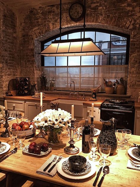 Ralph Lauren Home fall 2016 kitchen vignette. Brick or stone are perfect in kitchens. They add so much warmth. Ralph Lauren House, Ralph Lauren Interiors, Ralph Lauren Looks, Kitchen Vignettes, Ralph Laurent, Designer Ralph Lauren, Ralph Lauren Style, Ralph Lauren Home, Fall 2016