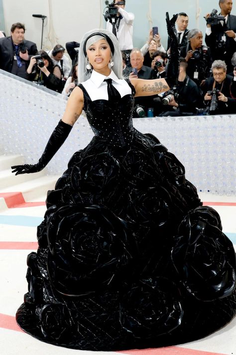 Cardi B in Chenpeng Studio Fashion Met Gala, Best Met Gala Looks, Themed Prom Dresses, Karl Lagerfeld Fashion, Crazy Dresses, Met Gala Outfits, Gigi Style, Western Outfits Men, Gala Outfit