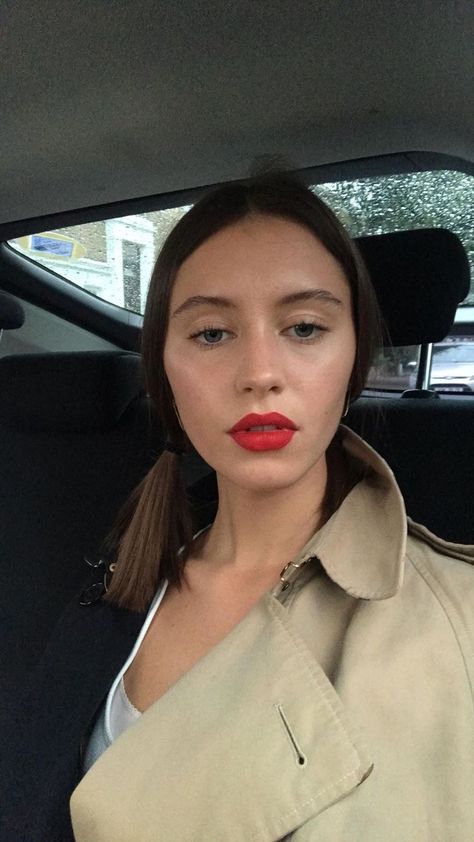 Parisian Makeup, French Girl Makeup, Iris Law, Makeup Eyes, Red Lip, French Girl, Girls Makeup, Red Lips, Makeup Inspo