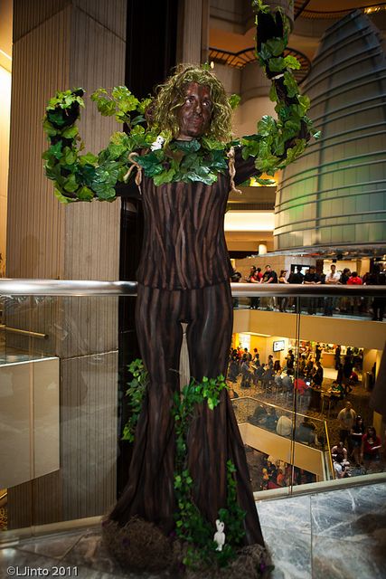 inspiration for trees.... 70's style. bell bottoms. big hair. shrunken top? Apple Tree Costume Wizard Of Oz, Diy Tree Costume Women, Jungle Costume Ideas, Jungle Inspired Outfit, Tree Costume Woman, Tree Costume Ideas, Nature Costume Ideas, Tree Costume Diy, Tree Halloween Costume