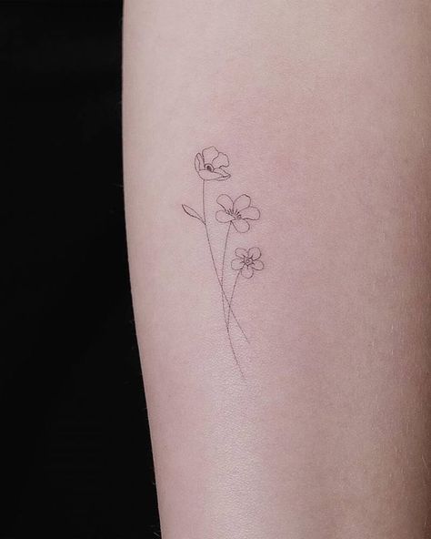 One Line Tattoo Minimalist Family, Mini Family Tattoo, Coordinating Tattoos 3 People, Tiny Vine Tattoo, Fine Line Family Tattoo, Basic Flower Tattoo, Single Line Flower Tattoo, Mini Tattoos Family, Maktub Tattoo