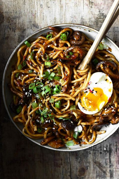 Spicy Garlic Shiitake Noodles Garlic Dumplings, Shiitake Noodles, Spicy Garlic Noodles, 310 Recipes, Serving Dumplings, Vegetarische Diners, Noodles Spicy, Pantry Recipes, Breakfast Soup