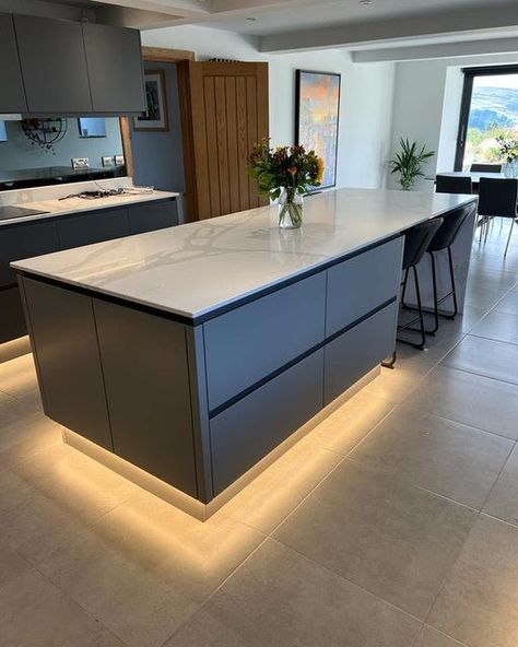 Creating Spaces Group 🔨 on Instagram: "It was always going to be the Handleless Kitchen for our customer🤩🖤 Handleless units create an effortlessly smooth aesthetic! The plinth lighting also makes the space look even more incredible 💡 #kitchen #kitchendesign #interiordesign #home #food #homedecor #design #interior #cooking #kitchendecor #decor #k #chef #foodie #homedesign #architecture #handlelesskitchen #bathroom #furniture #homesweethome #love #bedroom #renovation #kitcheninspo #instagood #kitchenremodel #kitcheninspiration #instafood #interiors #house" Smooth Aesthetic, Plinth Lighting, Love Bedroom, Handleless Kitchen, Kitchen Lounge, Kitchen Interior Design Modern, Bedroom Renovation, Create Space, Interior Design Kitchen