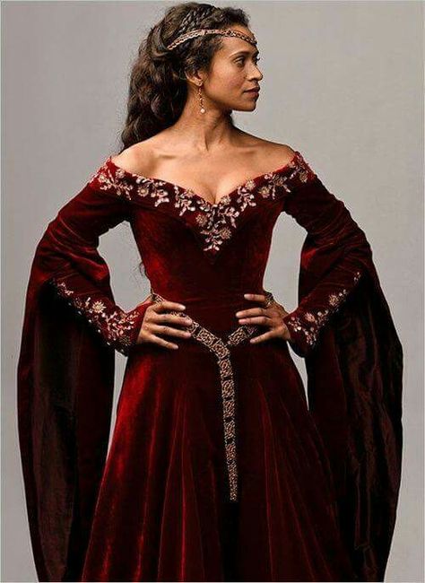 Beautiful Angel Coulby, Moda Medieval, Medieval Princess, Medieval Gown, Medieval Wedding, Fantasy Dresses, Velvet Gown, Medieval Costume, Queen Dress