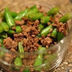 Green beans are chopped, and cooked with ground beef in a sweet soy-based sauce. A quick and easy way to get picky kids to eat green beans. Okazu Recipe, Soy Sauce Green Beans, Easy Vegetable Stir Fry, Veggie Stir Fry Recipes, Cooking With Ground Beef, Carb Cycling Diet, Eat Green, Japanese Diet, Picky Kids