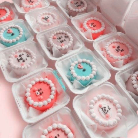 Bt21 Cupcakes, Bts Cakes, Bts Party, School Cupcakes, Bts Cake, Mini Torte, Mini Cakes Birthday, Tiny Food, Cute Birthday Cakes