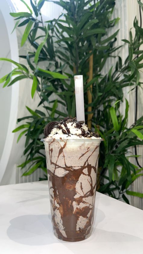 #aesthetic #fyp #feedfeed #food #foodporn #foodphotography #dessert #milkshake #oreo #oreomilkshake Milk Shake Aesthetic, Minuman Es Aesthetic, Es Milo Aesthetic, Chocolate Drink Aesthetic, Milkshakes Aesthetic, Milkshake Coklat, Aesthetic Milkshake, Oreo Drink, Choco Drink Aesthetic