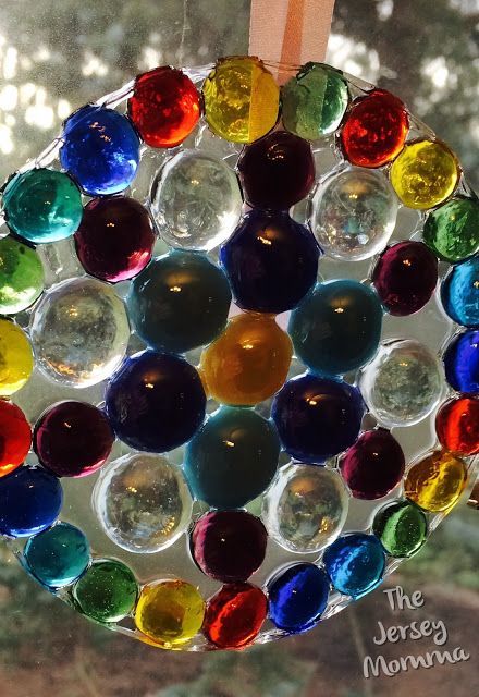 The Jersey Momma: Easy Handmade DIY Suncatchers -- Elmer's Washable Clear Glue, glass stones, plastic lid (butter container), & fishing line for hanging Easy Suncatchers, Glass Beads Crafts, Sun Craft, Suncatchers Diy, Suncatcher Glass, Bear Scouts, Suncatcher Diy, Glass Bead Crafts, Marbles Crafts