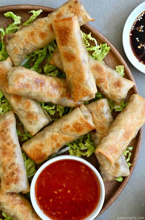 They're filled with a hearty mix of ground chicken, shredded Napa cabbage, sliced shitakes, and tons of fresh garlic and ginger. Best of all, they can be prepared ahead of time! Baked Spring Rolls, Spring Roll Filling, Chicken Shredded, Quick Baking, Chicken Spring Rolls, Chicken And Cabbage, Garlic And Ginger, Spring Roll Recipe, Crispy Baked Chicken