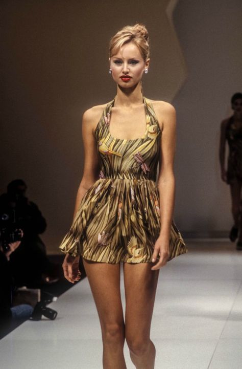 Spring, 1995 Models 90s, Music Fashion, Celebrity Outfits, Runway Models, Salvatore Ferragamo, Runway Fashion, High Fashion, Beautiful Dresses, Flapper Dress