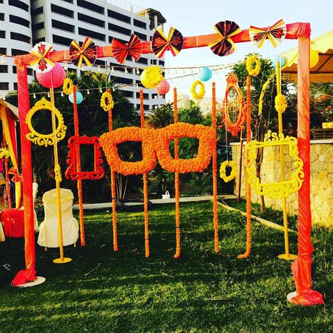 Simple & Stylish Decoration Ideas for Haldi Function - K4 Fashion Photobooth Ideas For Haldi, Mayoun Backdrop, Selfie Decoration Ideas, Simple Haldi Decoration At Home, Simple Haldi Decoration, Decoration Ideas For Haldi, Haldi Photobooth, Haldi Decoration At Home, Selfie Point Ideas