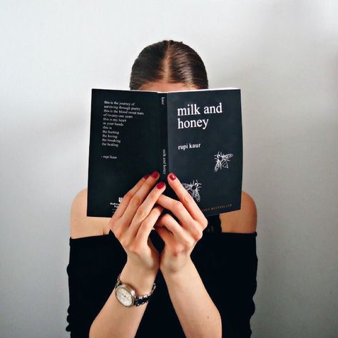 Inspirasi Jurnal, Book Flatlay, Book Photography Instagram, Bookstagram Inspiration, Book Instagram, Personal Branding Photoshoot, Photographie Portrait Inspiration, Rupi Kaur, Reading A Book