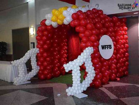 Football helmet balloon arch. We can make any team! balloonsquadusa.com Cheer Balloon Arch, Finish Line Balloon Arch, Chiefs Party, 49ers Party, Ballon Ideas, Football Balloons, Football Banquet, Jersey Day, Sports Banquet