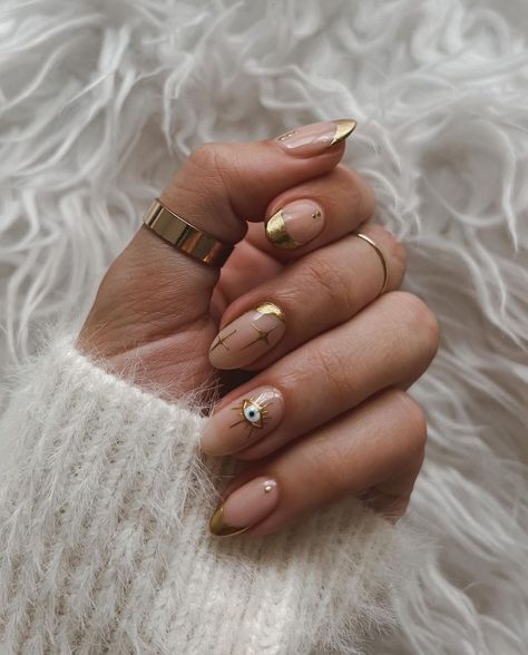 Simple Fall Nails Autumn, Nail Art Design 2023, Golden Nails Designs, Gold Manicure, Gold Chrome Nails, Evil Eye Nails, Gold Acrylic Nails, Nails Autumn, Simple Fall Nails