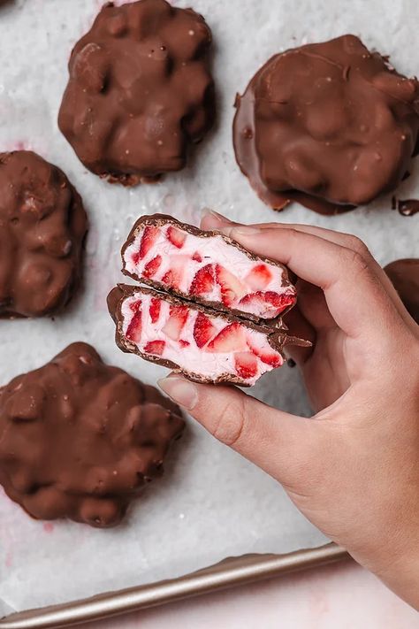 Chocolate-covered Strawberry Yoghurt Bites are a delicious gluten-free, dairy-free, no-bake, frozen treat Strawberry Bites, Strawberry Yoghurt, Strawberry Treats, Covered Strawberry, Chocolate Bites, Chocolate Covered Strawberry, Chocolate Buttons, Frozen Chocolate, Frozen Yoghurt